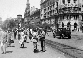 Budapest, Nagykörút - Rákóczi út cross, looking towards Dohány utca, 1930s. Newspaper poster by Tibor Pólya. (source: fortepan.hu)